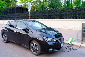 La location de voiture électrique : est-ce une option viable pour les voyageurs ?