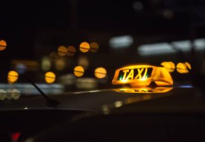 Astuces pour préparer votre animal de compagnie aux trajets en taxi : conseils d’experts pour un voyage sans stress