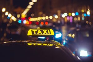 Comprendre la tarification des taxis : analyse des frais fixes et des tarifs au compteur