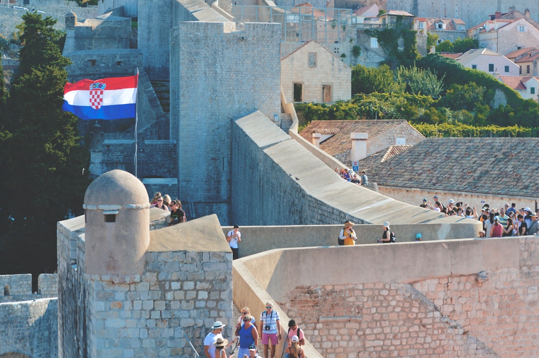 découvrez les relations et échanges culturels entre les croates et les français, explorant leur histoire commune, leurs liens sociaux et économiques.