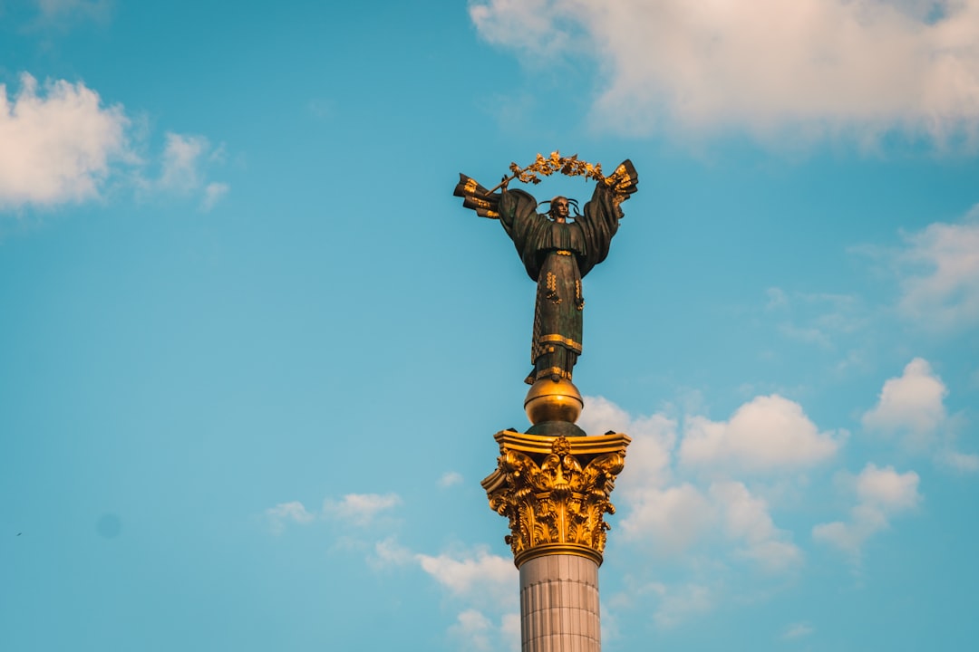 découvrez kiev, la capitale dynamique de l'ukraine, riche en histoire, culture et architecture impressionnante.