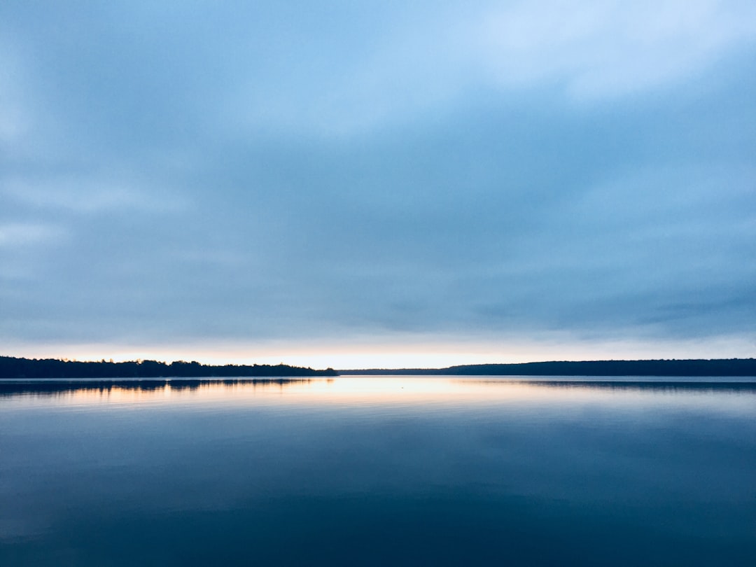 découvrez la beauté paisible du lac, un lieu idéal pour la détente, les activités nautiques et les promenades en pleine nature.