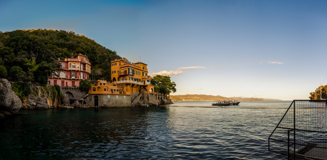découvrez rapallo, charmante ville côtière italienne offrant des paysages magnifiques, une cuisine savoureuse et une riche histoire maritime.