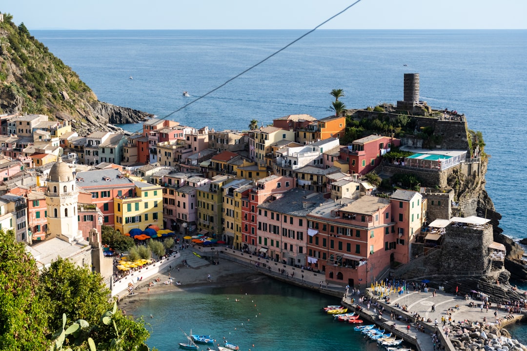 découvrez rapallo, charmante ville côtière de la ligurie en italie, célèbre pour ses paysages pittoresques, son port animé et son riche patrimoine historique.