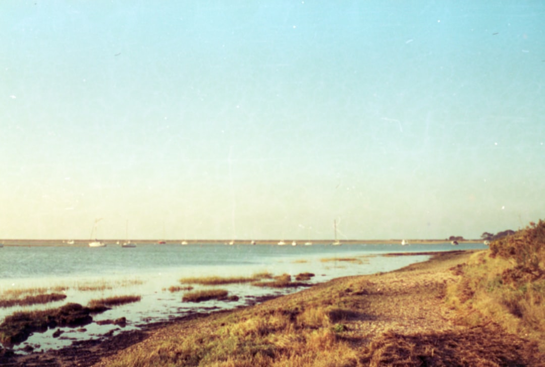 découvrez saint paul's bay, une destination charmante à malte réputée pour ses plages magnifiques, son riche patrimoine historique et ses activités nautiques.