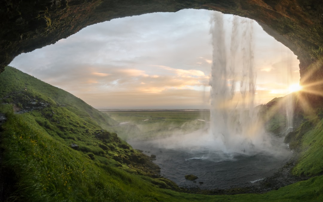 découvrez la beauté majestueuse des cascades, où l'eau se jette avec puissance et élégance, offrant un spectacle naturel impressionnant et apaisant.