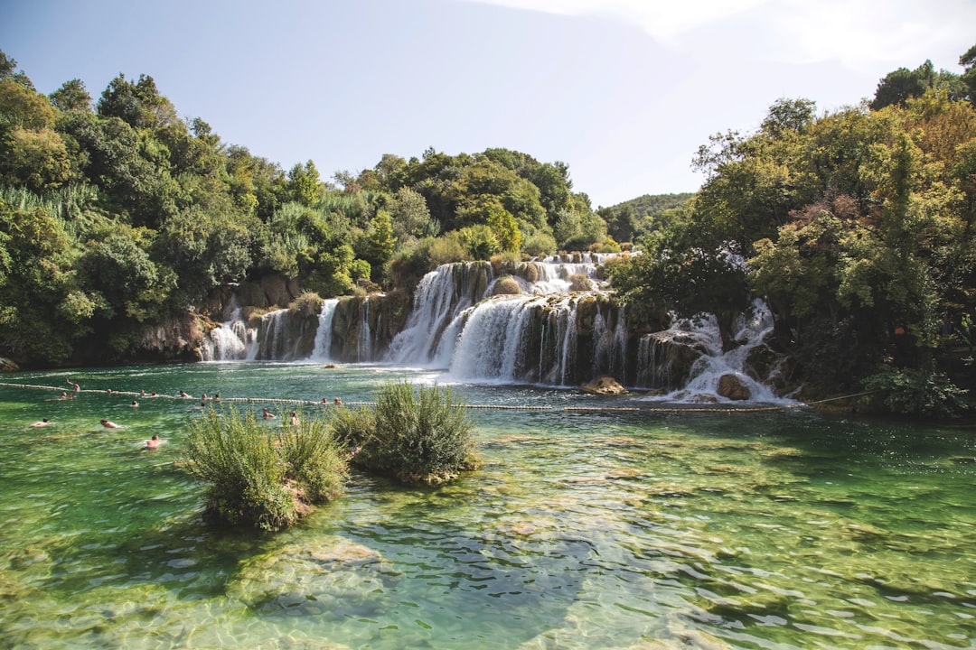 découvrez la beauté spectaculaire des cascades, où l'eau jaillit avec force et crée des paysages naturels époustouflants. explorez la magie des chutes d'eau et laissez-vous émerveiller par leur puissance et leur sérénité.