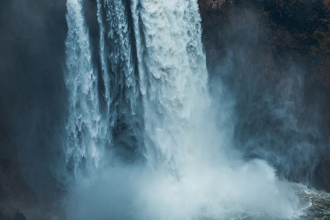 découvrez la beauté spectaculaire des cascades naturelles, où l'eau tombe avec grâce et puissance, offrant un spectacle apaisant et revitalisant au cœur de paysages enchanteurs.