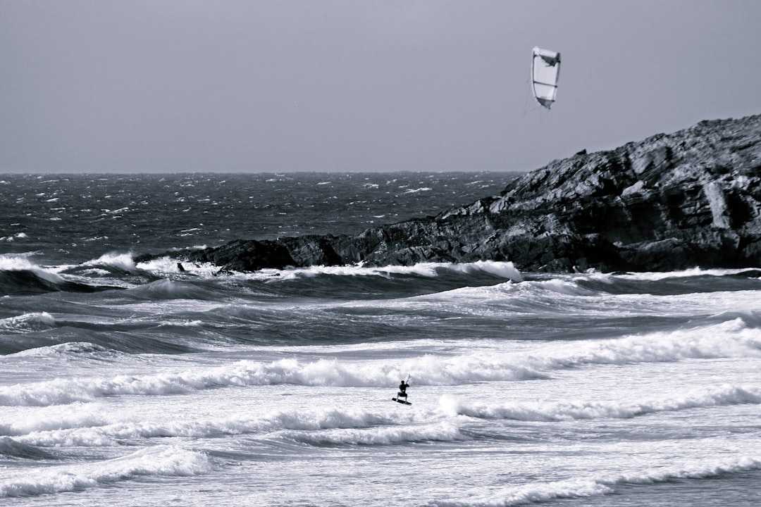 découvrez une large gamme d'activités de sports nautiques pour tous les niveaux. profitez de sensations fortes et de moments inoubliables sur l'eau, que ce soit en surf, kayak, plongée ou voile.