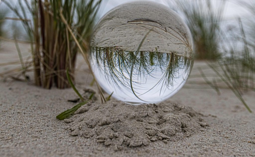 découvrez glass beach, la plage unique où des morceaux de verre polis par la mer créent un paysage fascinant et coloré, parfait pour les amateurs de nature et de curiosités insolites.