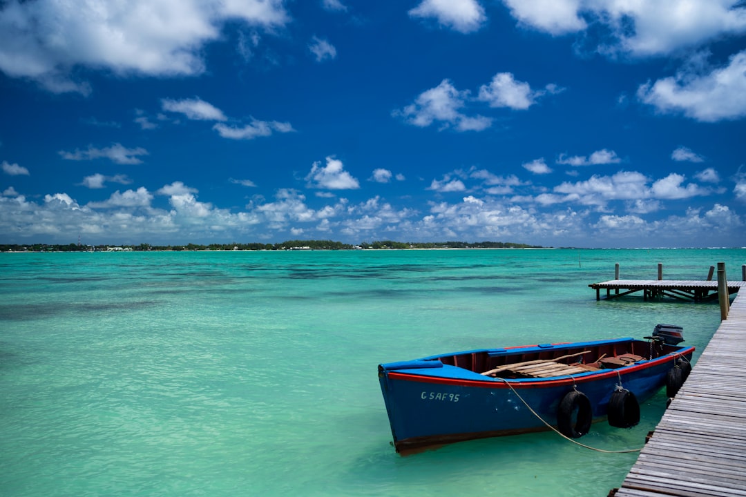 découvrez l'île maurice, un paradis tropical entre plages de sable blanc, eaux turquoise et une riche culture métissée. parfait pour des vacances inoubliables.