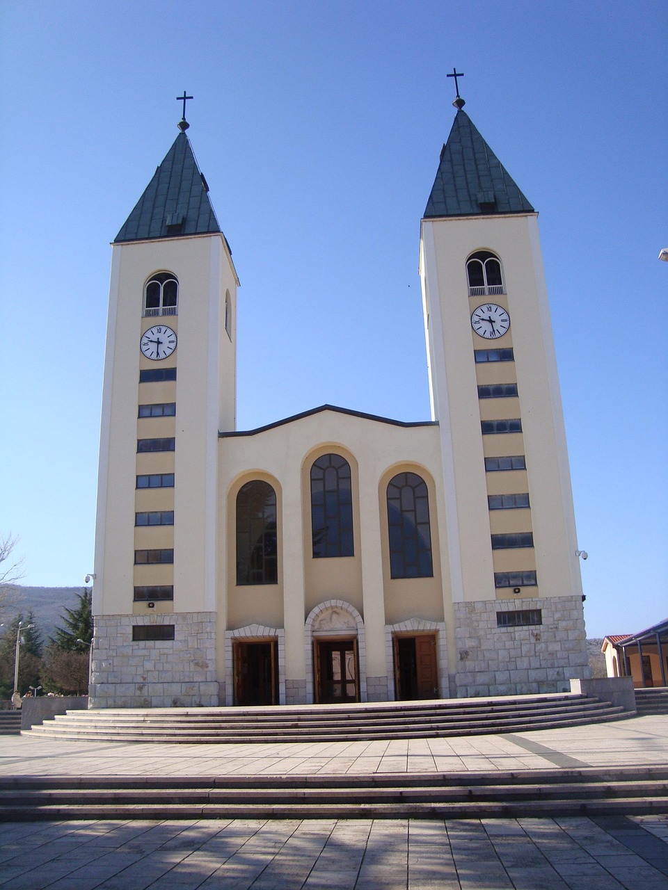 découvrez medjugorje, lieu de pèlerinage renommé pour ses apparitions mariales, un endroit spirituel qui attire des visiteurs du monde entier en quête de paix et de foi.