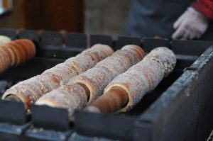 découvrez le trdelník, une délicieuse pâtisserie d'origine tchèque, croustillante à l'extérieur et sucrée à l'intérieur. parfait pour une gourmandise authentique et conviviale.