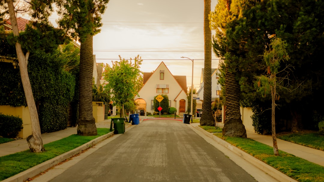 découvrez un quartier accueillant où convivialité et bien-être sont au rendez-vous. vivez dans un environnement chaleureux et serein, idéal pour toute la famille.