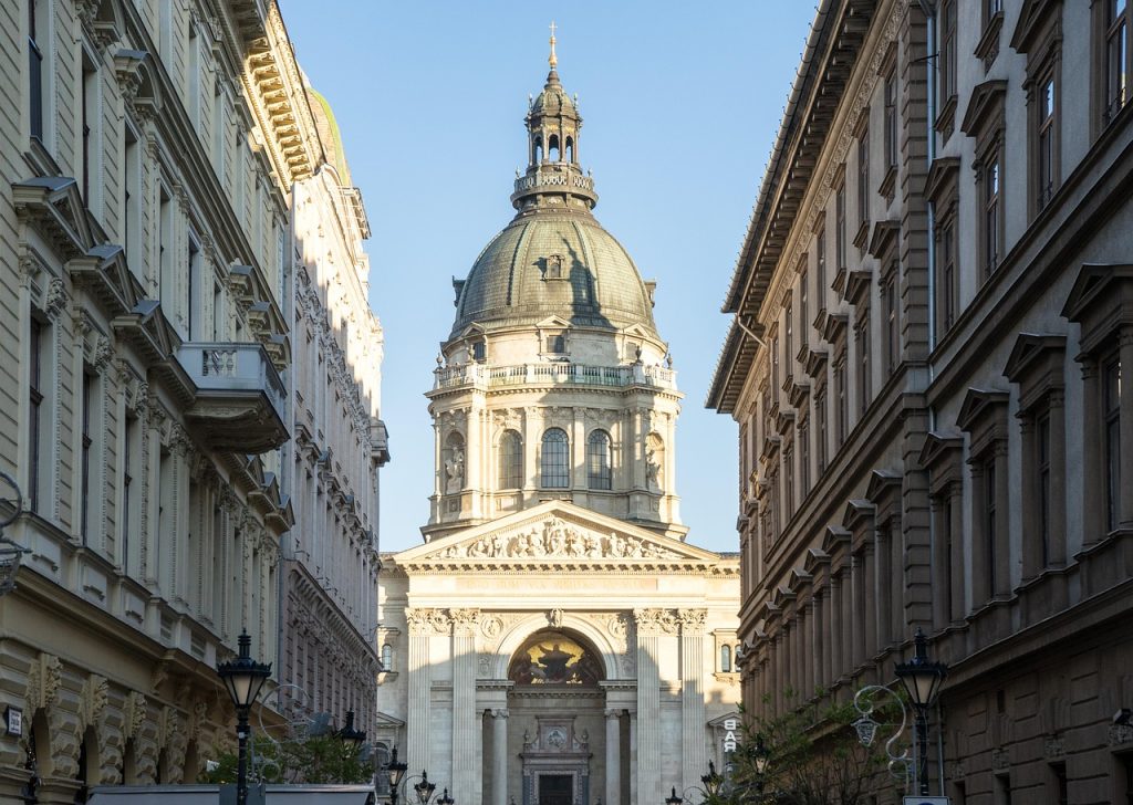 découvrez budapest, la capitale magique de la hongrie, avec ses bains thermaux, son architecture époustouflante et son riche patrimoine culturel.