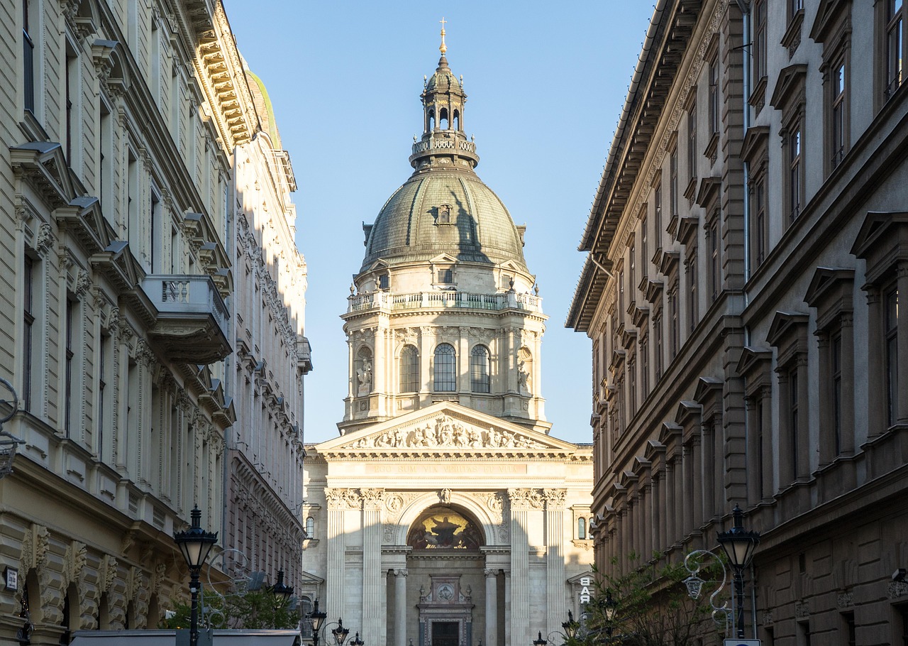 découvrez budapest, la capitale magique de la hongrie, avec ses bains thermaux, son architecture époustouflante et son riche patrimoine culturel.