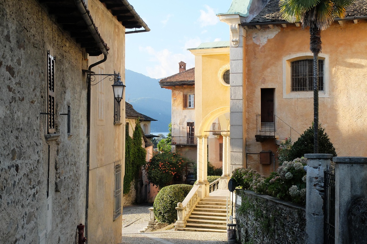 découvrez le charme pittoresque du lac d'orta, un joyau naturel en italie, parfait pour des vacances paisibles entre montagnes et eaux cristallines.