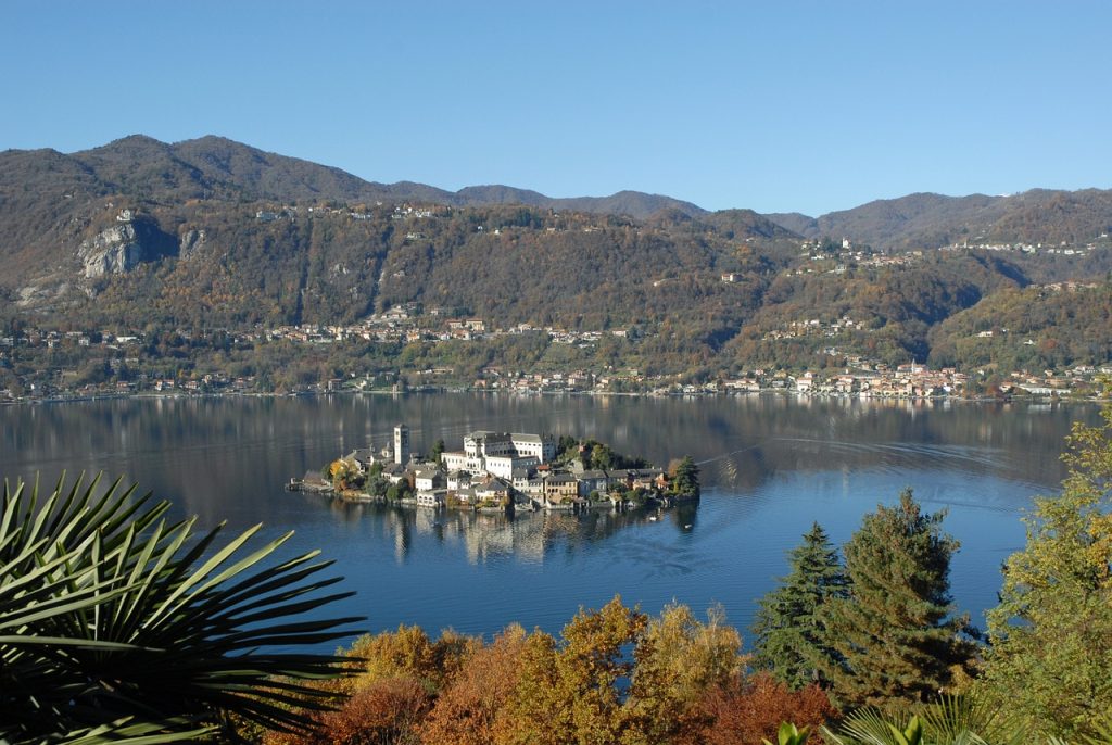 découvrez le charme paisible du lac orta, un joyau caché en italie, idéal pour des escapades nature, des activités nautiques et des visites culturelles authentiques.