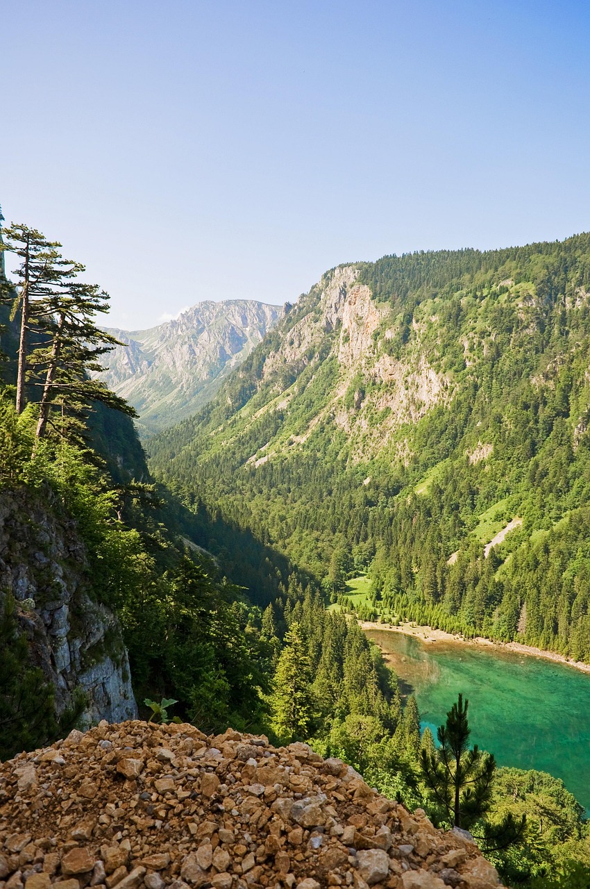 découvrez le monténégro, un pays aux paysages époustouflants, entre mer adriatique, montagnes majestueuses et villages pittoresques. parfait pour une aventure authentique et inoubliable.