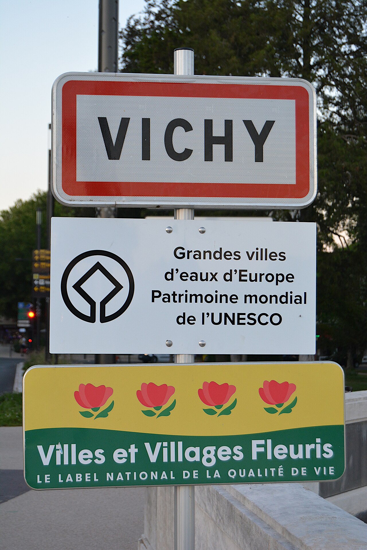 Quel tarif pour le parking proche du spa Vichy pendant une demi‑journée ?